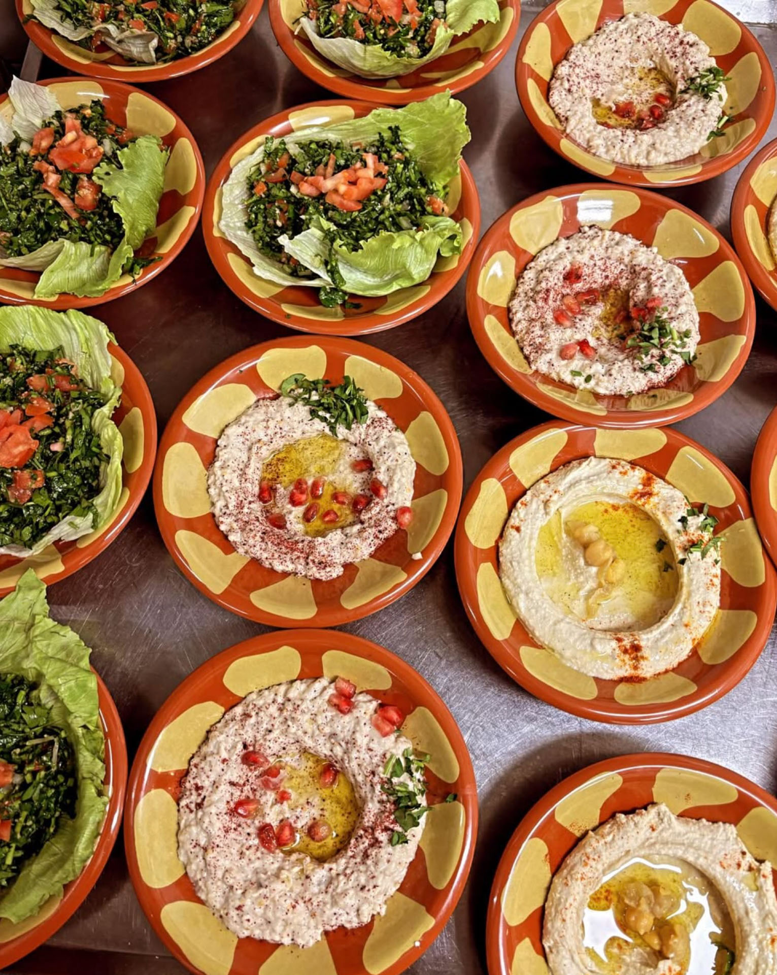Assiettes de spécialités libanaises dressées avec soin