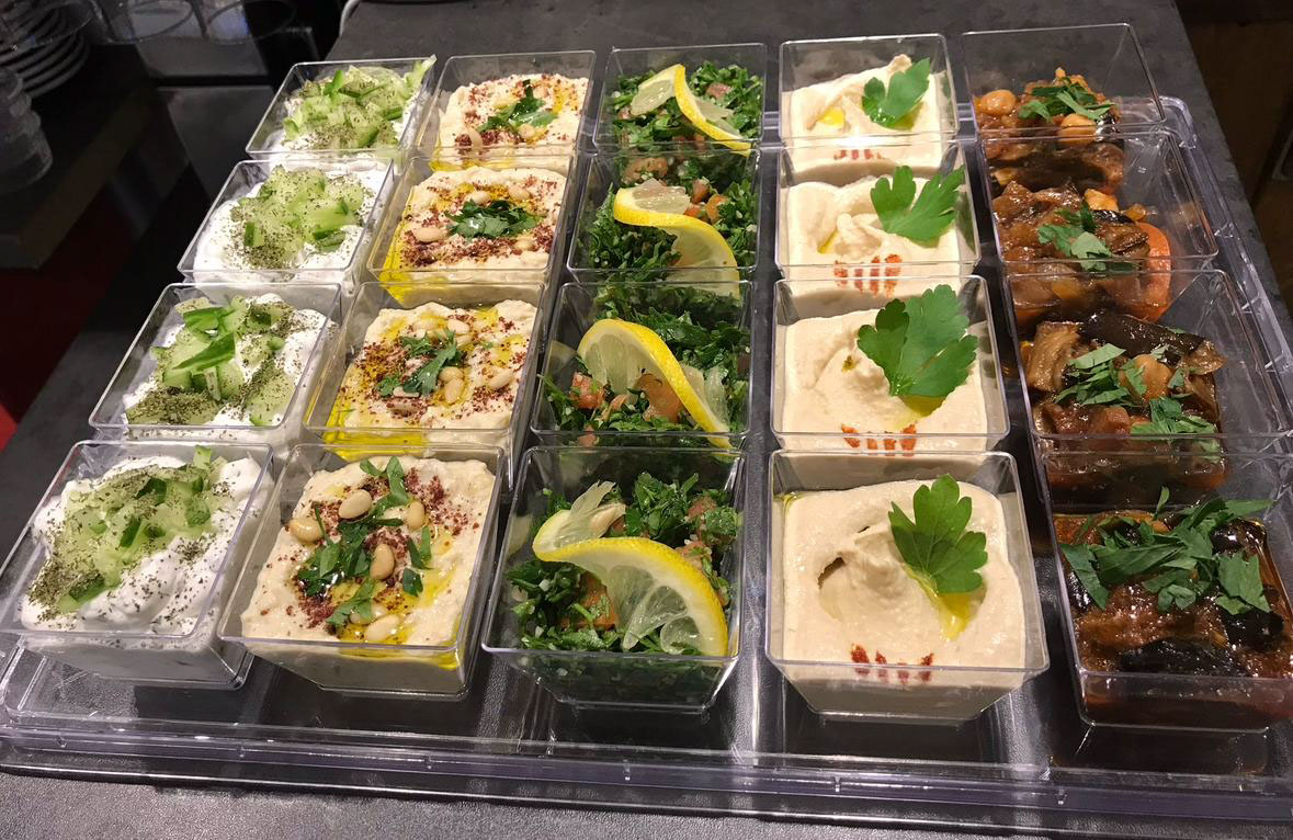 Assortiment de mezze froids libanais pour une réception